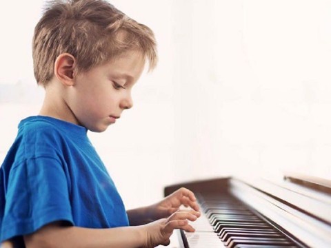 Nên hay không cho bé trai học đàn piano?