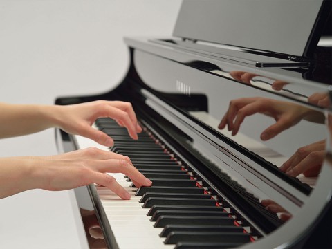 YAMAHA CLP-695 GP PE