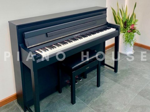 YAMAHA CLP-585 B
