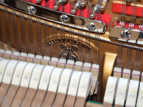 STEINWAY Z114 (Klavier)