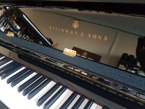 STEINWAY V-125