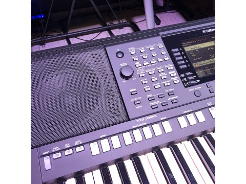 Yamaha PSR S775