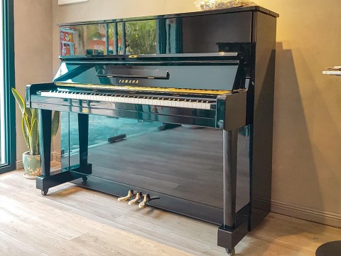 YAMAHA U1F