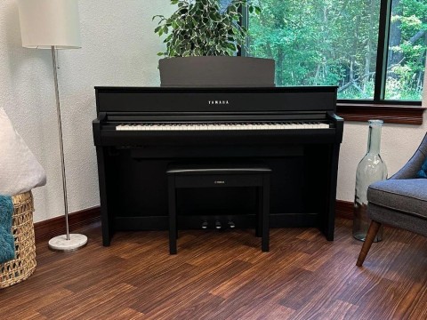 Review YAMAHA CLP-775 B