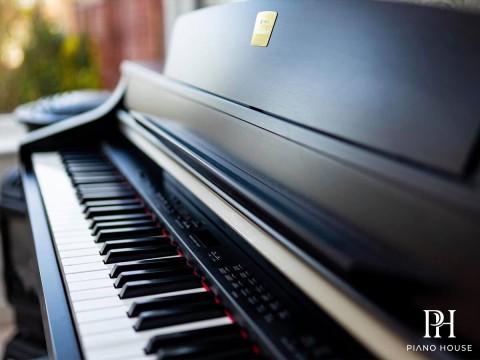 YAMAHA CLP-330 R