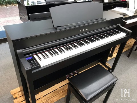 YAMAHA CLP-575 B