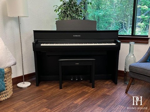 YAMAHA CLP-775 B