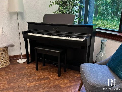 YAMAHA CLP-775 B (USED)
