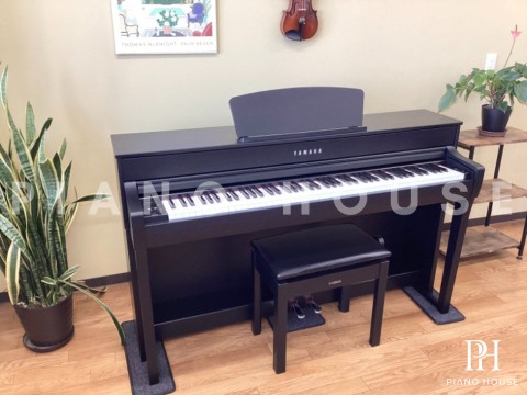 YAMAHA CLP-735 B