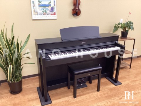 YAMAHA CLP-645 B
