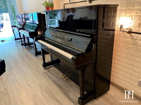 YAMAHA U3E