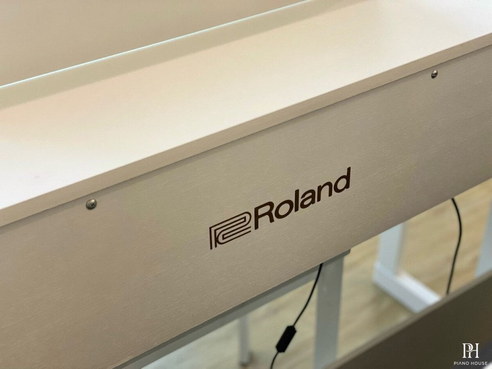 ROLAND RP-701 WH (Used)