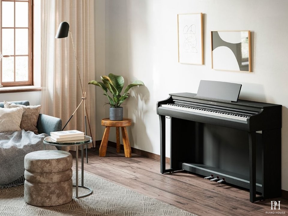 YAMAHA CLP-825 B