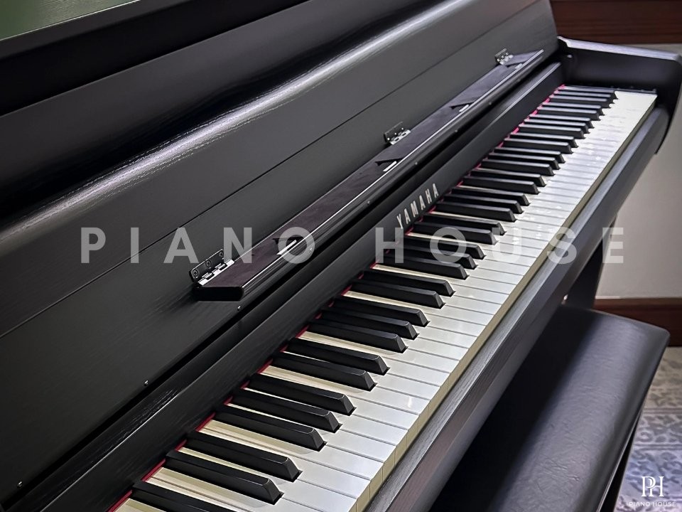 YAMAHA CLP-885 B