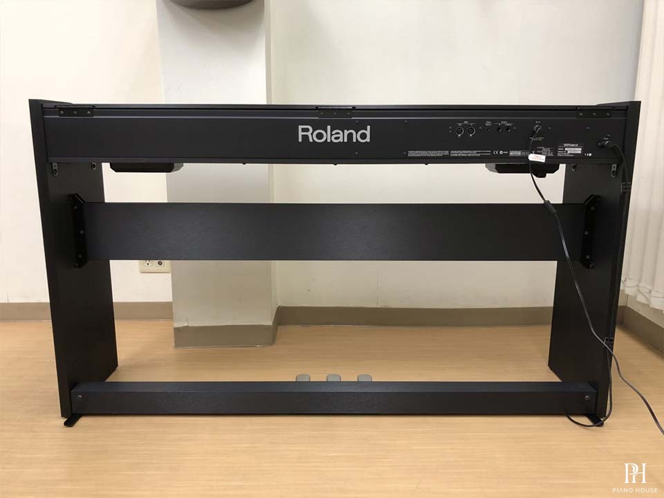 ROLAND F-120 B
