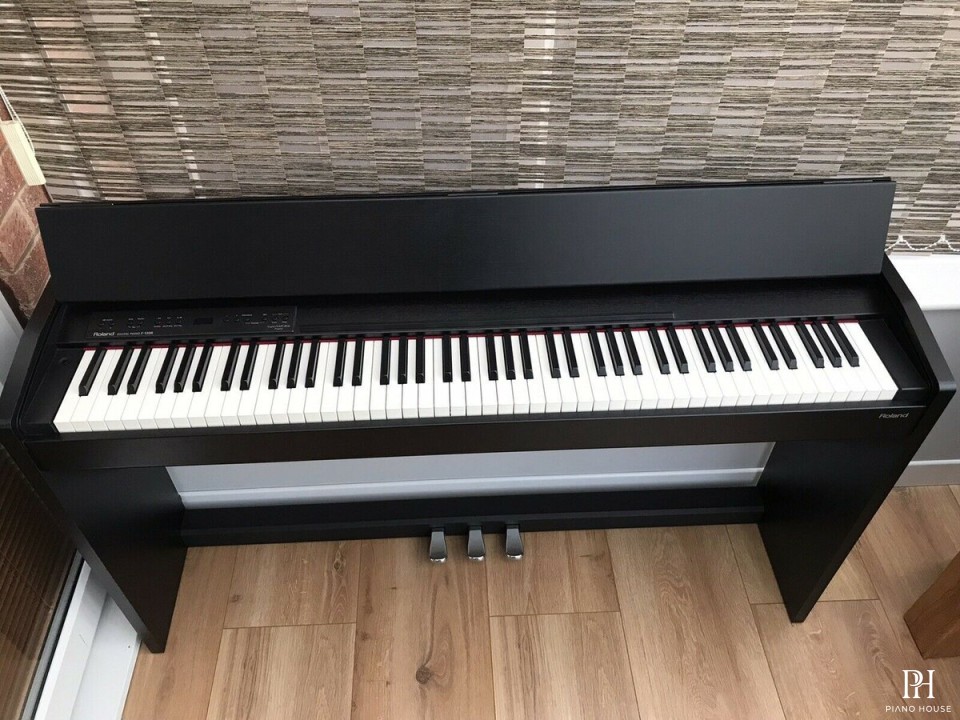 ROLAND F-130 BK