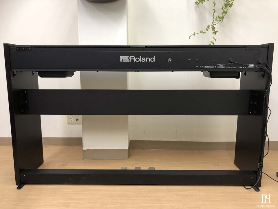 ROLAND F-140 B (NEW)
