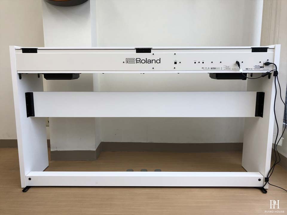 ROLAND F-140 WH (USED)