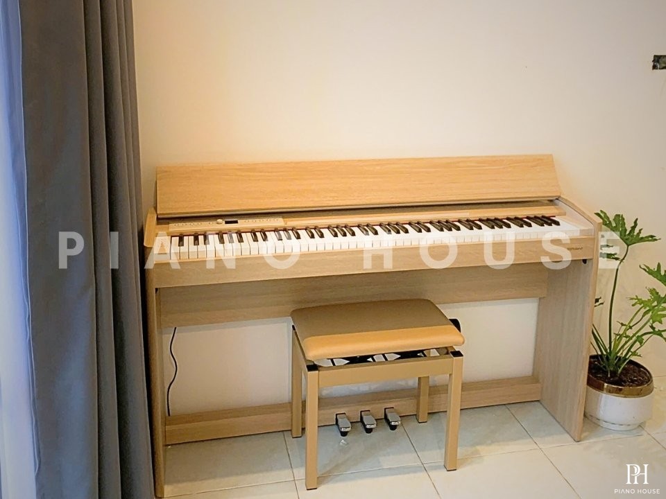 ROLAND F701 LA