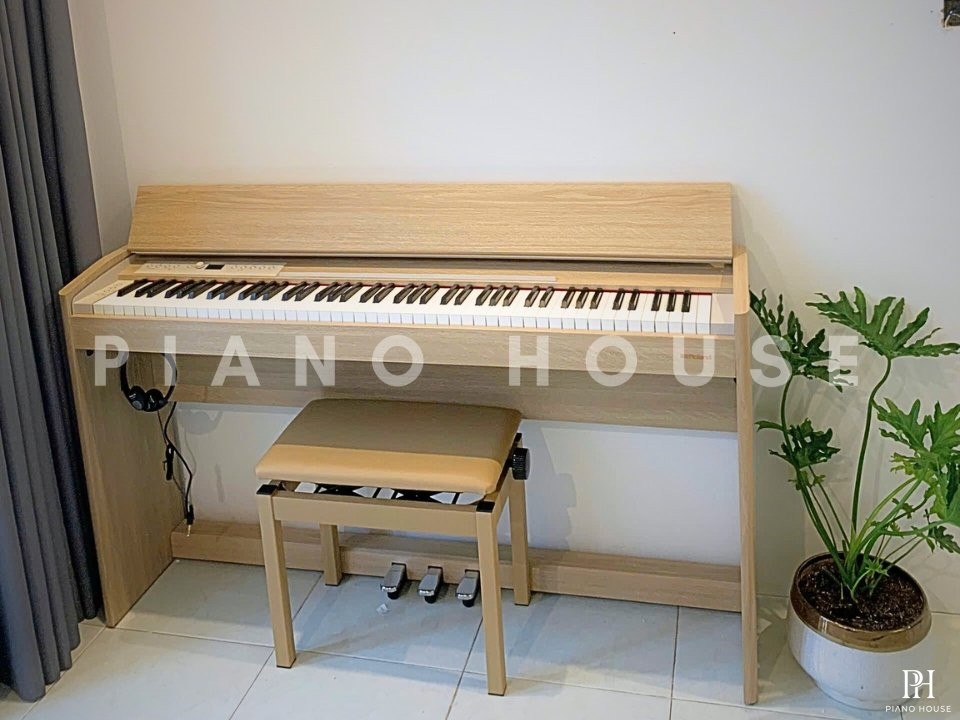 ROLAND F701 LA (USED)