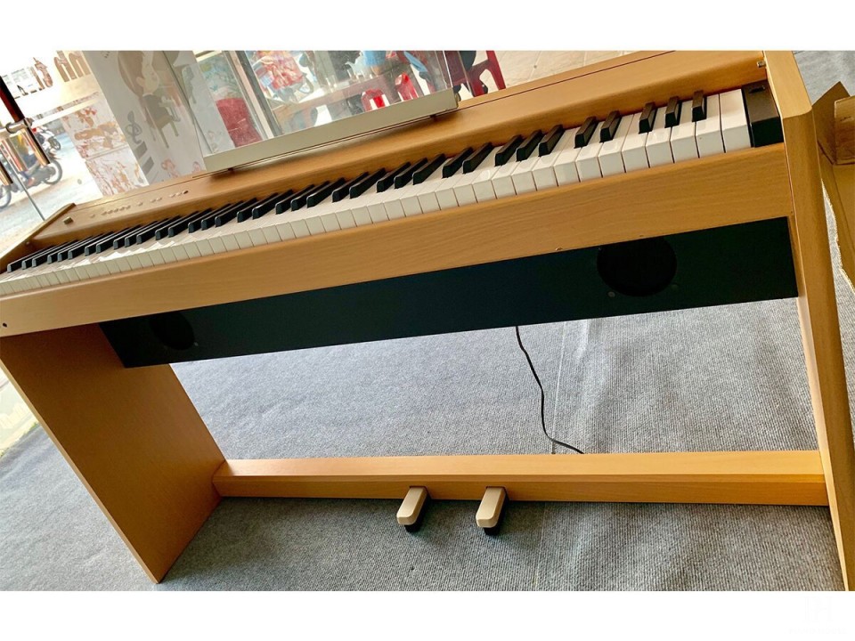Roland F-90