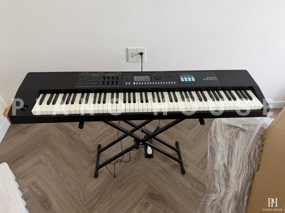 ROLAND JUNO-D8