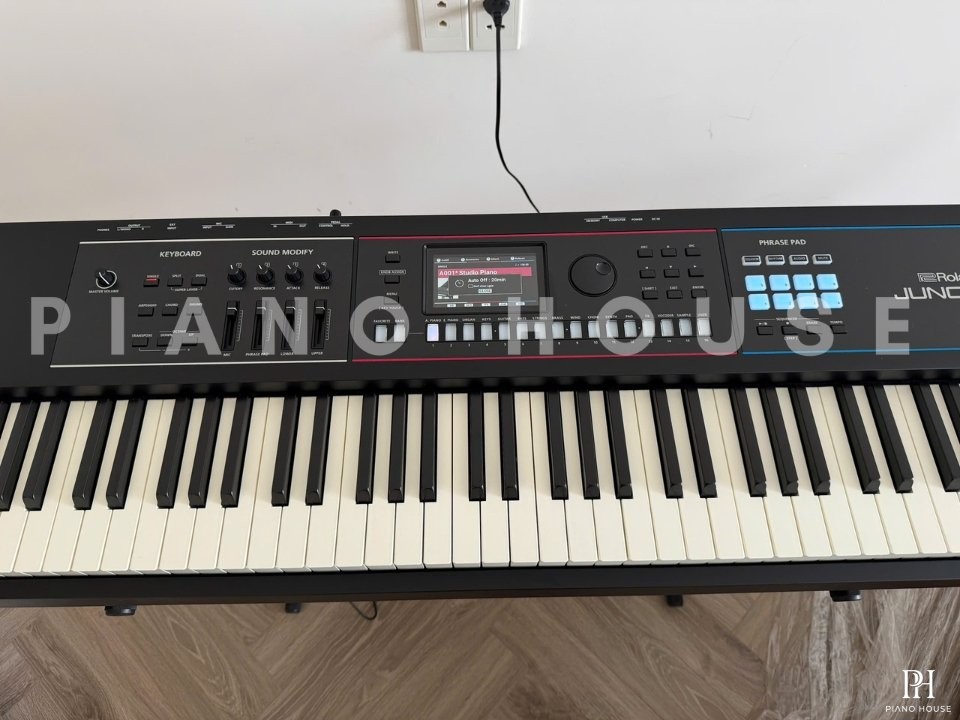ROLAND JUNO-D8