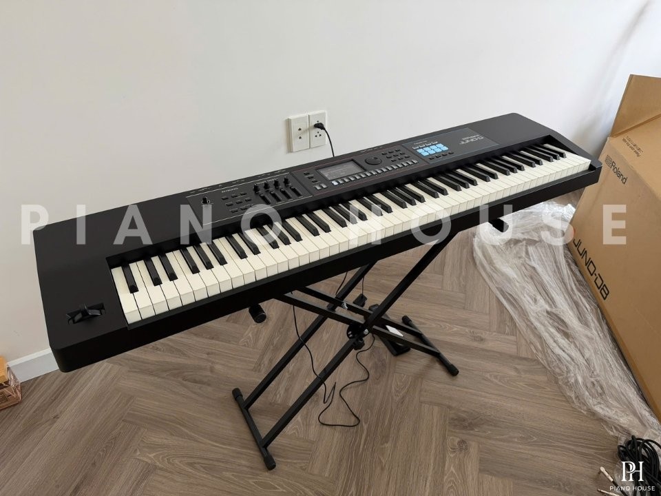 ROLAND JUNO-D8