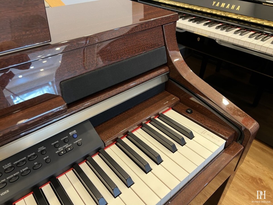 YAMAHA CLP-380 M