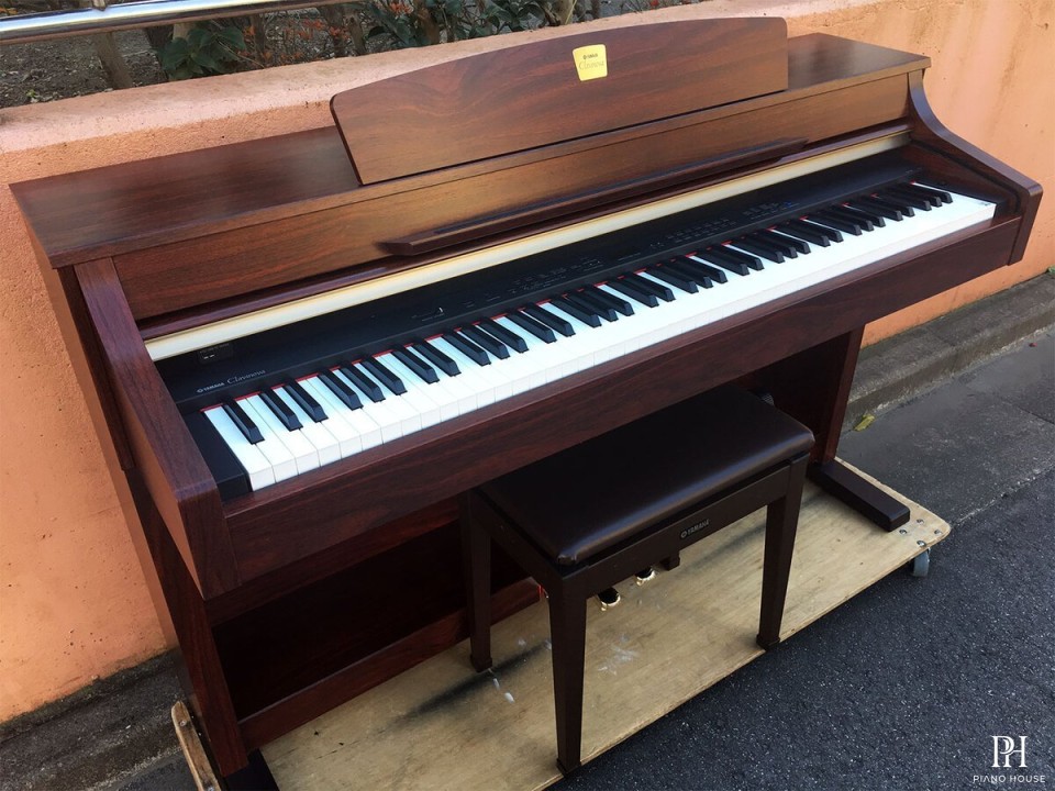 YAMAHA CLP-330 M
