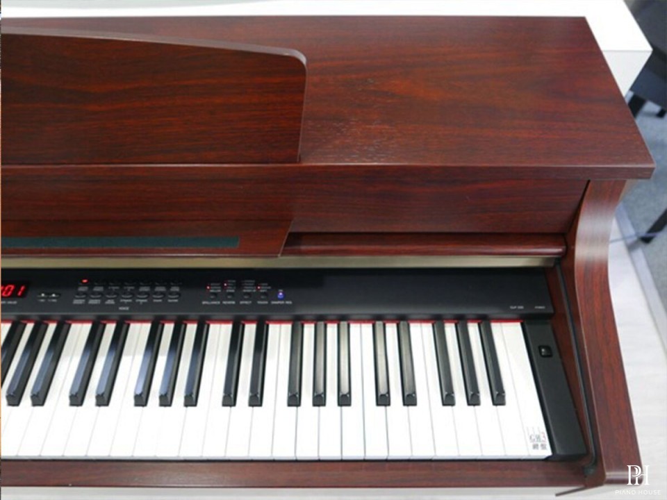 YAMAHA CLP-330 M