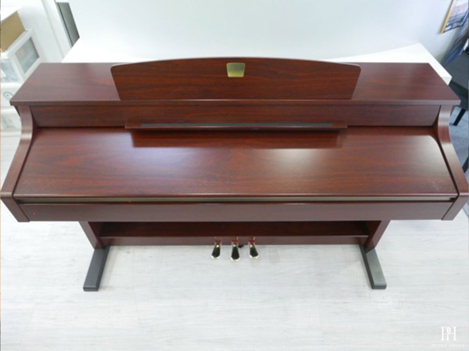 YAMAHA CLP-330 M