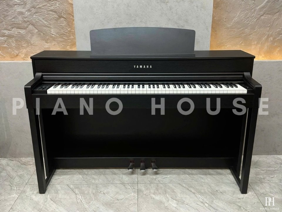 YAMAHA CLP-545 B