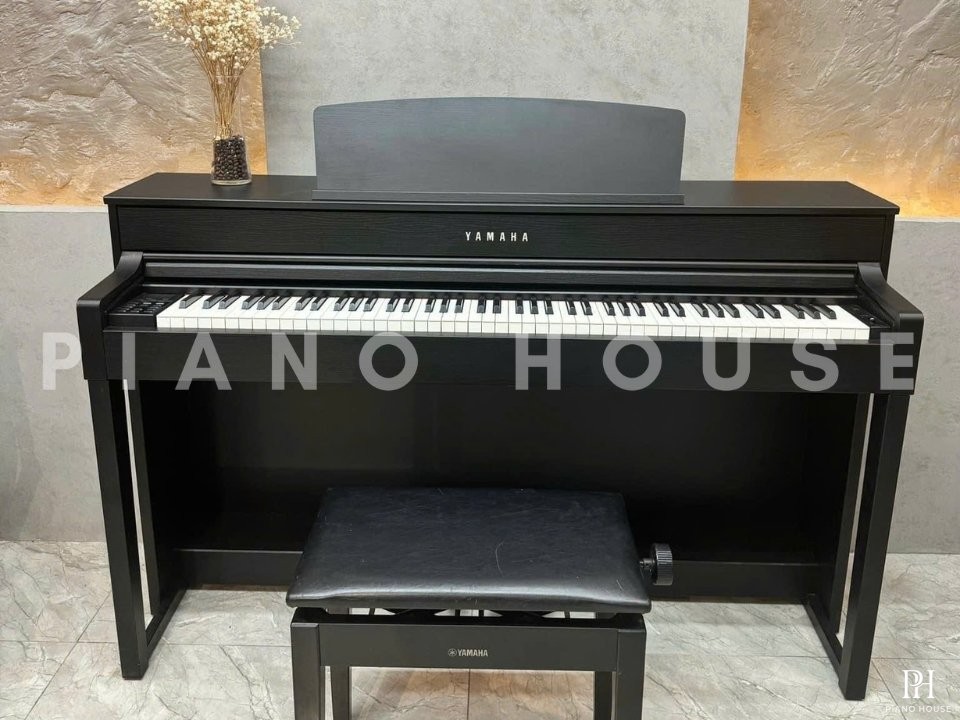 YAMAHA CLP-545 B