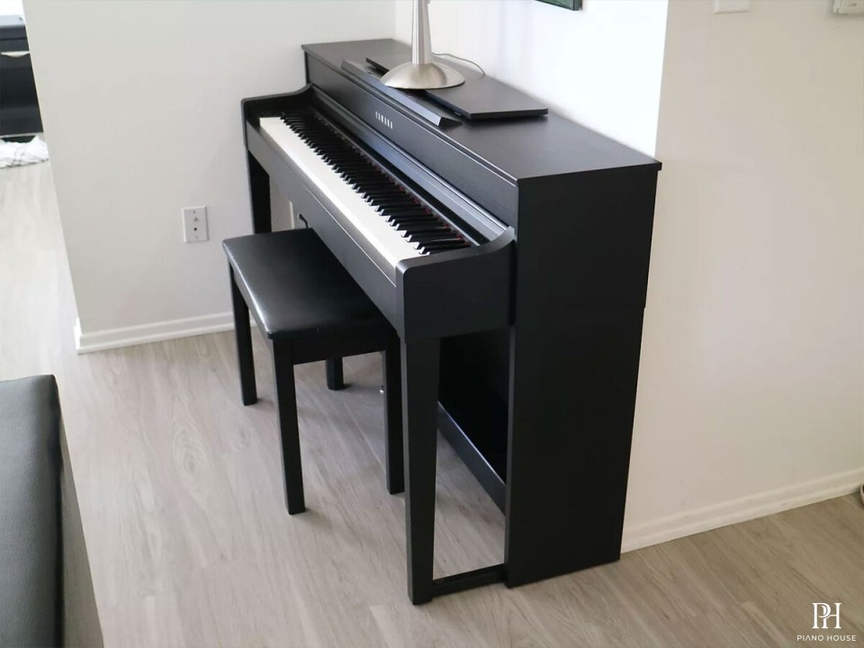 YAMAHA CLP-545 B