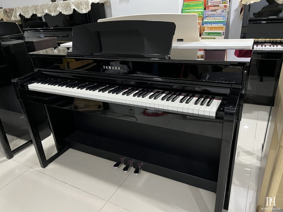 YAMAHA CLP-575 PE