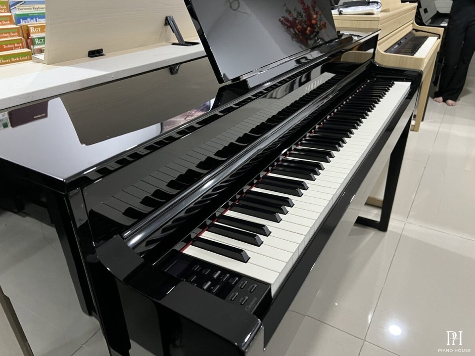 YAMAHA CLP-575 PE