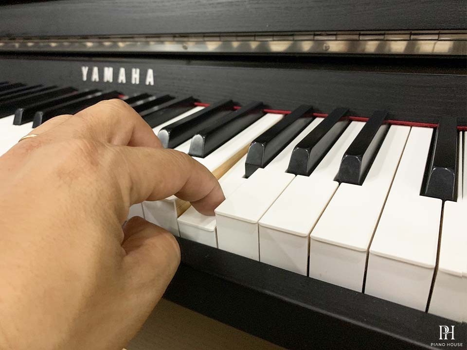 YAMAHA CLP-585 B