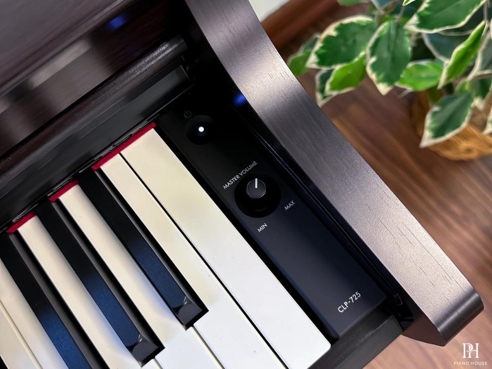 YAMAHA CLP-725 R