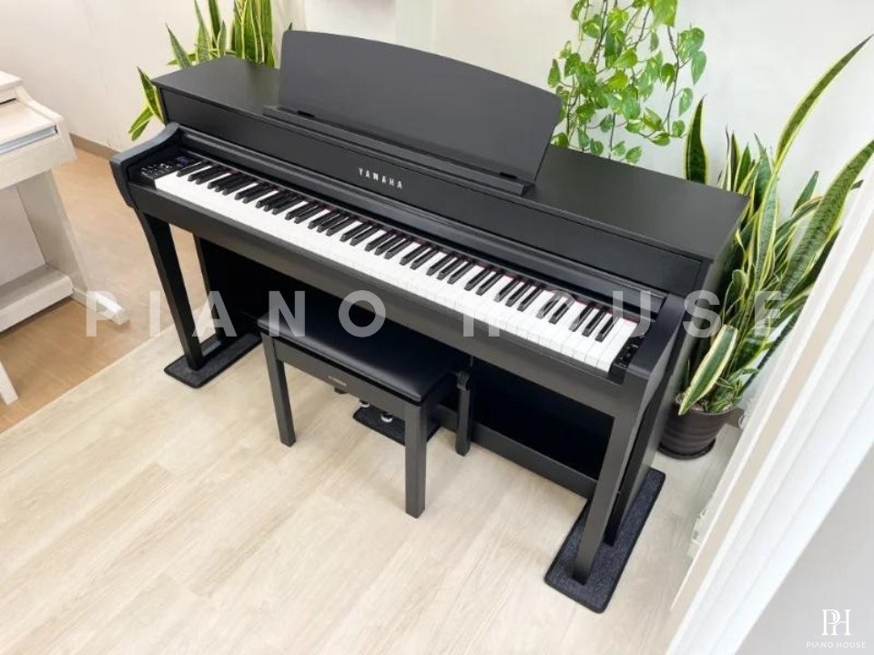 YAMAHA CLP-745 B