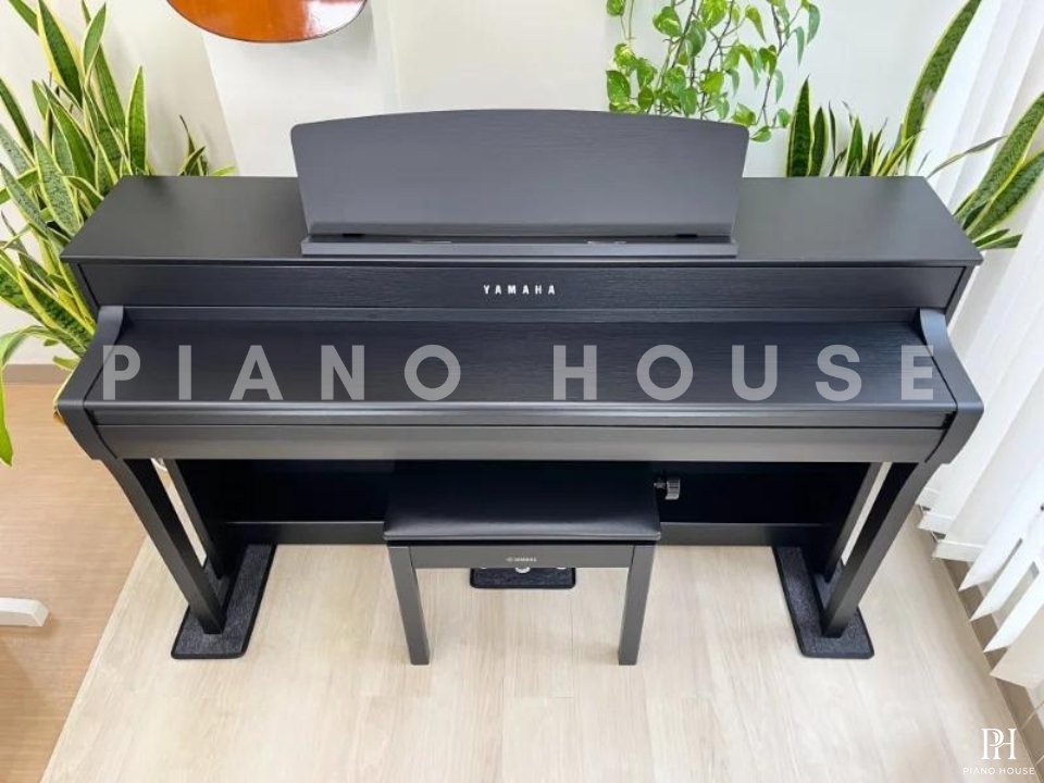 YAMAHA CLP-745 B