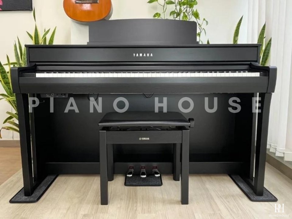 YAMAHA CLP-745 B