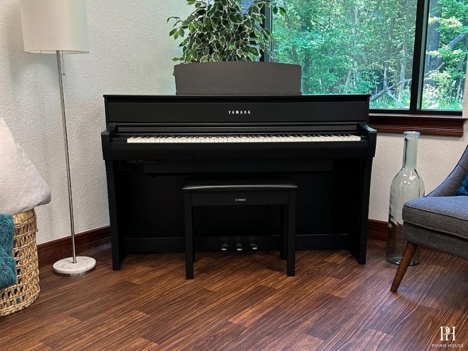 YAMAHA CLP-775 B