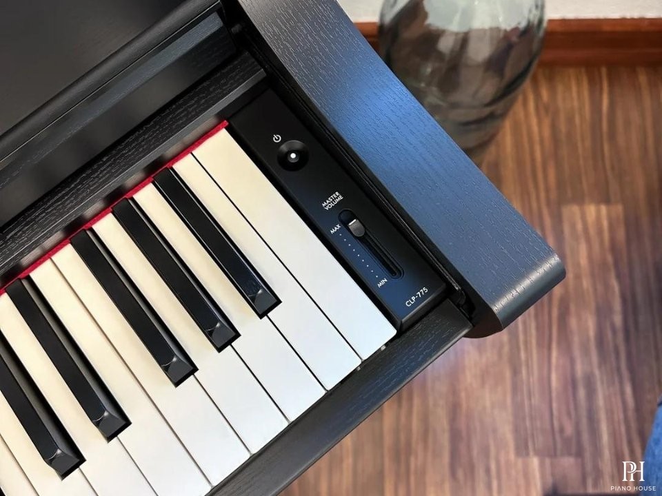 YAMAHA CLP-775 B