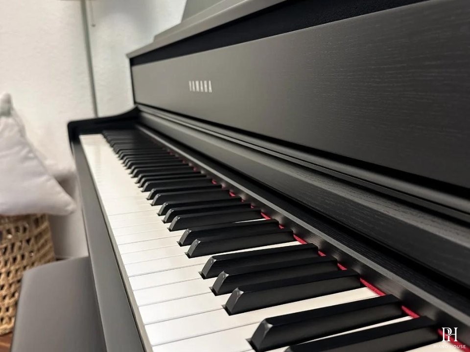 YAMAHA CLP-775 B