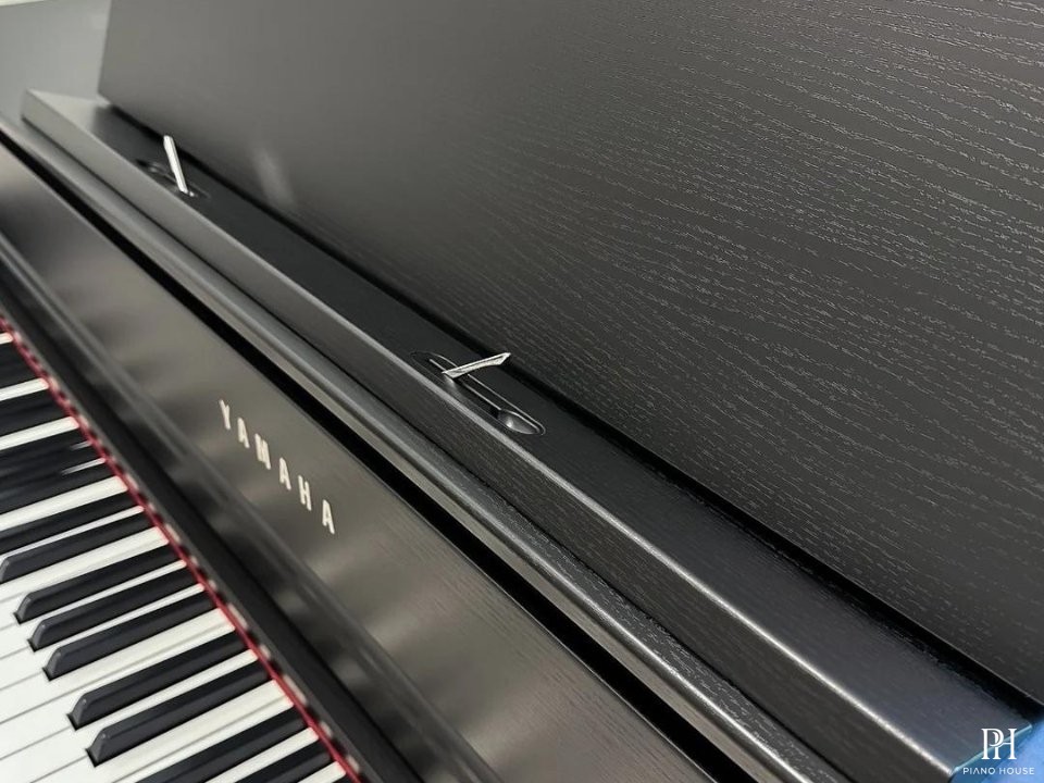 YAMAHA CLP-775 B