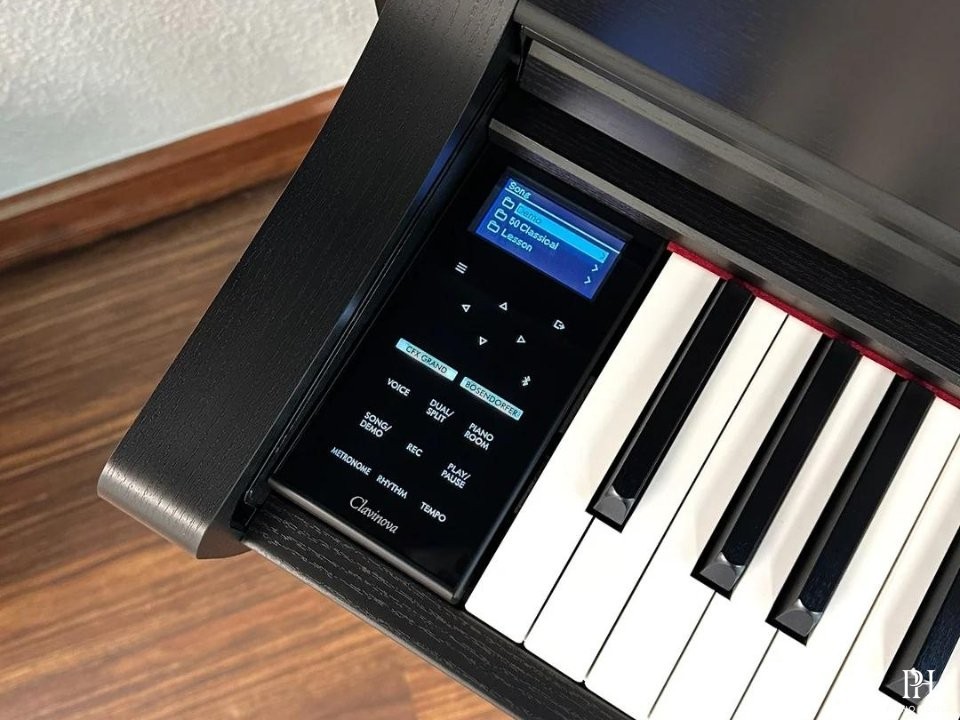 YAMAHA CLP-775 B
