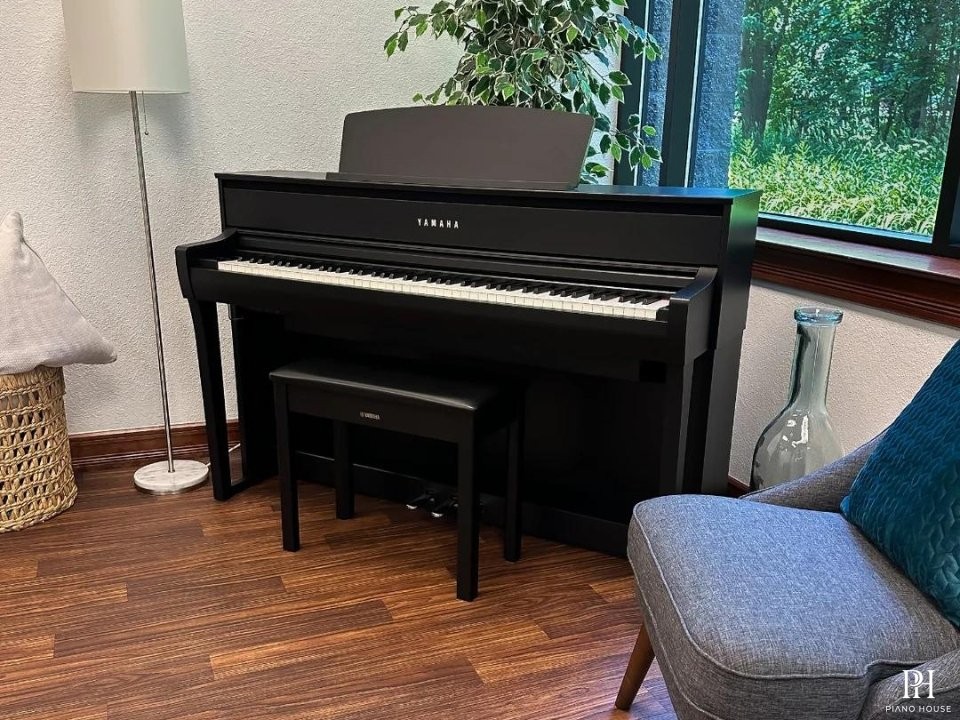 YAMAHA CLP-775 B