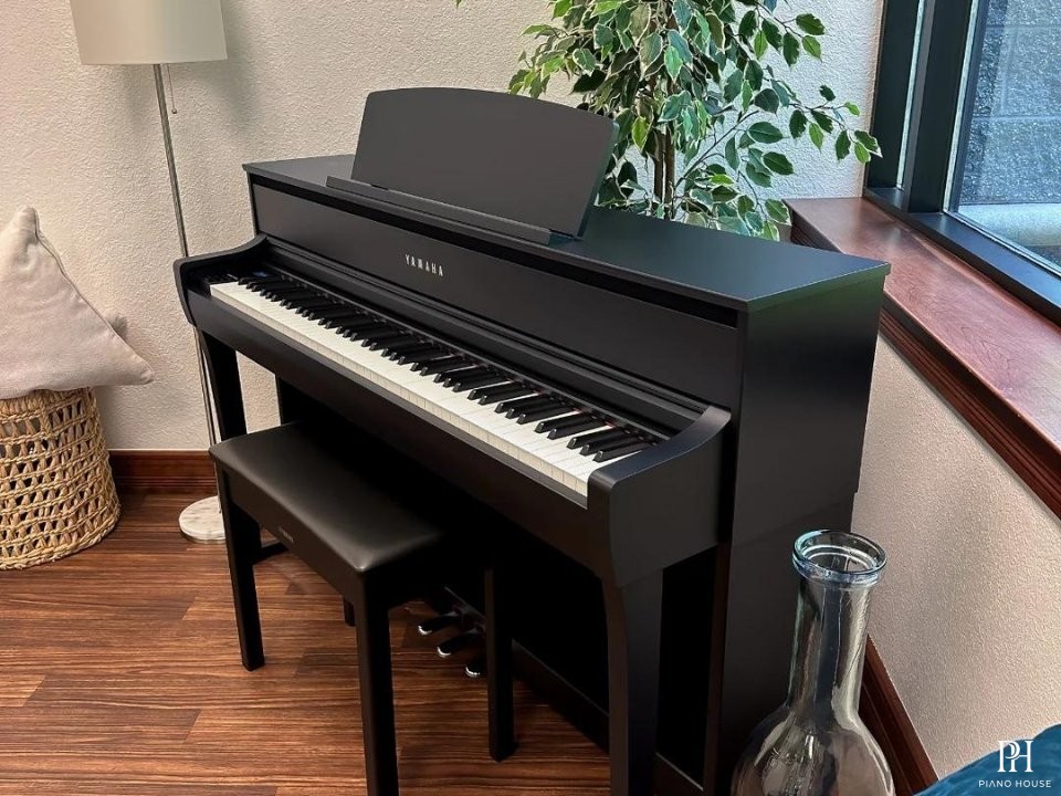 YAMAHA CLP-775 B