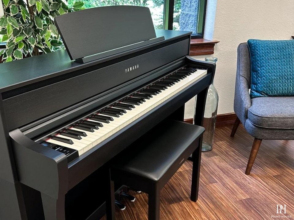 YAMAHA CLP-775 B